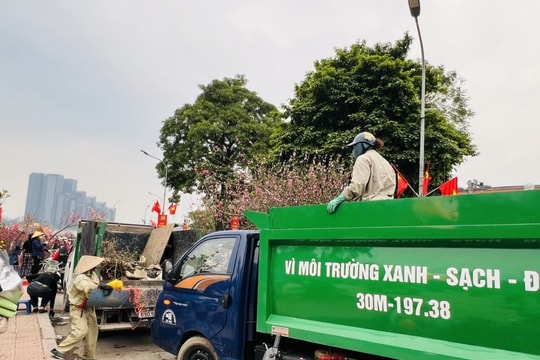 Công nhân môi trường tăng tốc giữ phố phường Thủ đô sạch đẹp đón Xuân