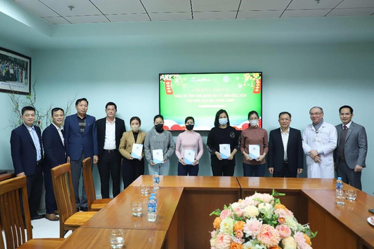 Lãnh đạo BHXH Việt Nam và Hà Nội trao tặng 58 suất quà Tết cho bệnh nhân BHYT có hoàn cảnh khó khăn