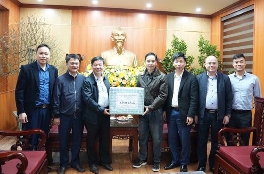 Lãnh đạo phường Sơn Tây thăm, tặng quà các đơn vị trực Tết Bính Ngọ 2026