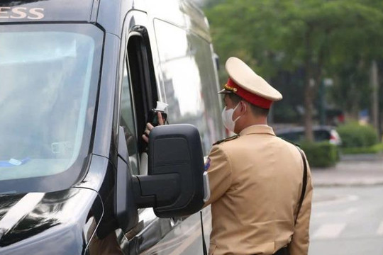 CSGT Hà Nội xử lý hơn 100 tài xế vi phạm nồng độ cồn ngày 28 Tết