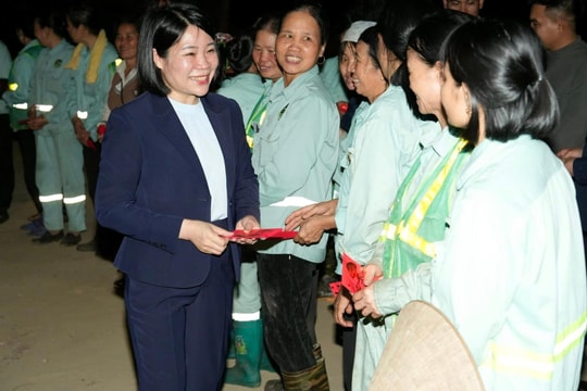 Lãnh đạo xã Quảng Oai thăm, động viên công nhân môi trường đêm Giao thừa