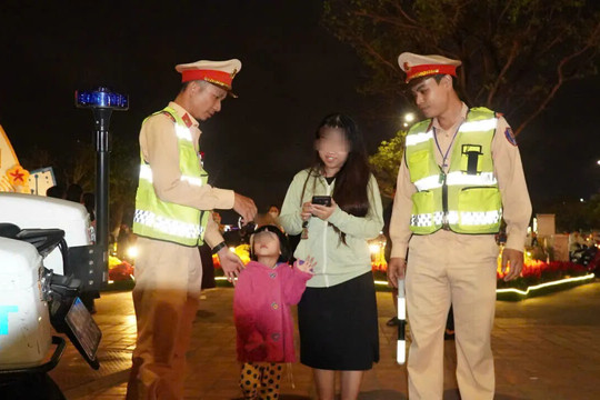 Cảnh sát giao thông kịp thời hỗ trợ 2 cháu bé đi lạc trong đêm giao thừa