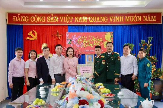 Lãnh đạo phường Dương Nội thăm, chúc Tết, tặng quà các đơn vị trực Tết