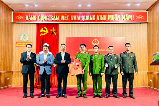 Lãnh đạo phường Hoàng Mai thăm, tặng quà các đơn vị trực Tết Nguyên đán Bính Ngọ 2026
