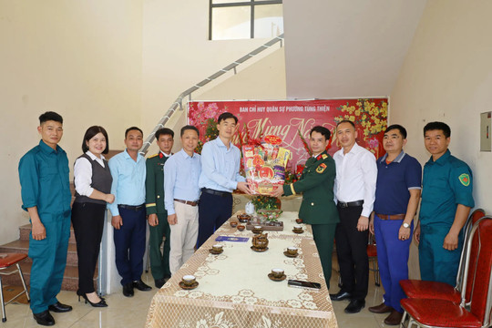 Phường Tùng Thiện động viên, thăm hỏi các đơn vị trực Tết