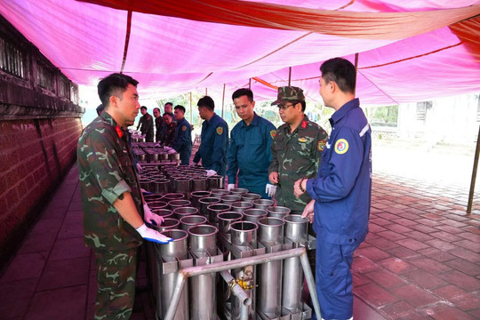 Thành cổ Sơn Tây trước giờ bắn pháo hoa đêm Giao thừa
