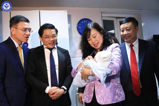 Bệnh viện Phụ sản Trung ương đón Bộ trưởng Bộ Y tế thăm, chúc Tết đêm giao thừa