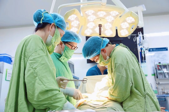 Khoảnh khắc thiêng liêng nơi cánh cửa phòng sinh