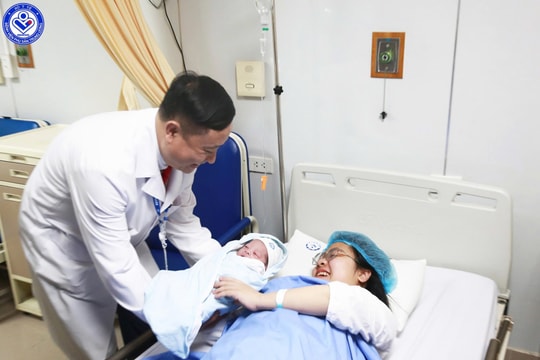 Mừng em bé chào đời lúc 0h 32 phút ở Bệnh viện Phụ sản Trung ương