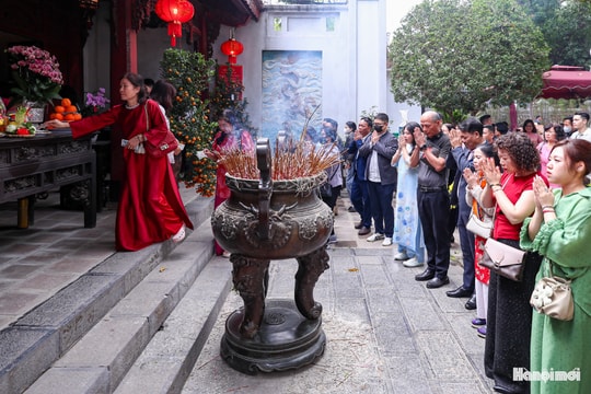 Người dân chen chân đi lễ mùng 1 Tết