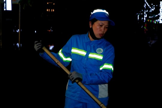 "Giao thừa đặc biệt" của một nữ công nhân môi trường Hà Nội