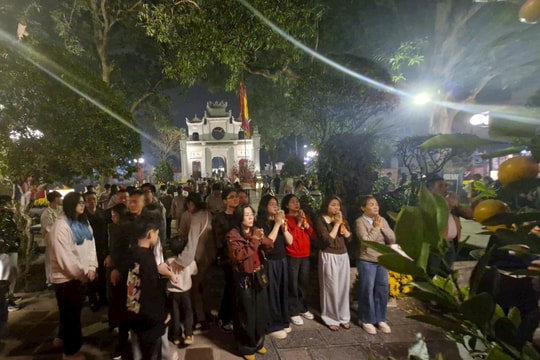 Người dân Thủ đô đi lễ đền Quán Thánh