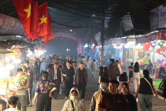 Phủ Tây Hồ đông nghịt người đi lễ trong đêm đầu xuân Bính Ngọ