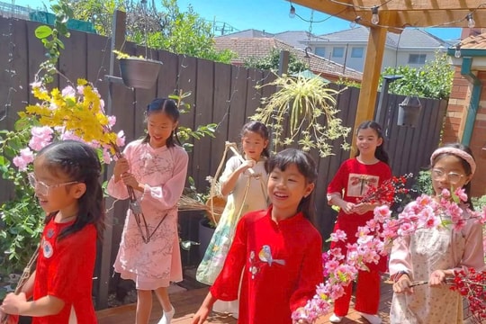 Ngày Xuân, nghe “Sứ giả tiếng Việt” kể chuyện gìn giữ nguồn cội