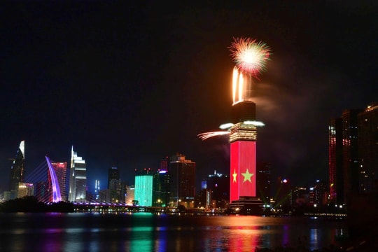 Pháo hoa rực rỡ giữa bầu trời thành phố Hồ Chí Minh chào năm mới Bính Ngọ 2026