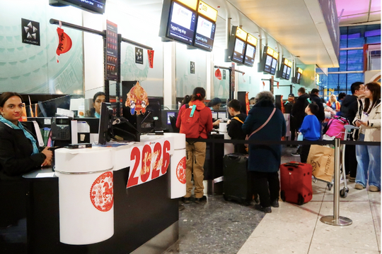 Biến nhà ga thành “không gian Tết”: Du khách từ London háo hức tới Trung Quốc