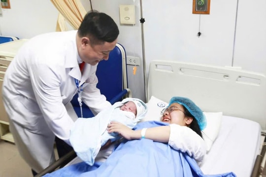 Em bé "Ngựa vàng" đầu tiên chào đời đêm Giao thừa