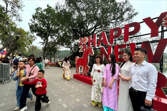 Phố phường rực rỡ, người Hà Nội rộn ràng đón xuân