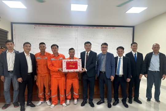 Lãnh đạo xã Gia Lâm thăm, chúc Tết các lực lượng làm nhiệm vụ đêm giao thừa