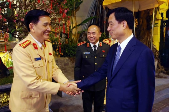 Bí thư Thành ủy Hà Nội Nguyễn Duy Ngọc chúc Tết lực lượng Cảnh sát giao thông Thủ đô