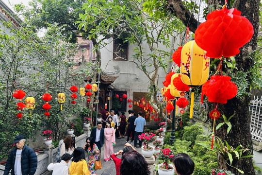 Mùng 1 Tết: Người dân Thủ đô nô nức đi lễ, gìn giữ nét đẹp văn hóa tâm linh ngày Xuân