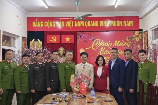 Lãnh đạo phường Kim Liên động viên, chúc tết các lực lượng làm nhiệm vụ dịp Tết Nguyên đán