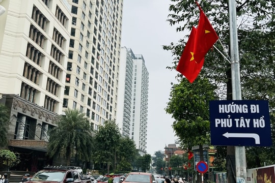 Lực lượng chức năng căng mình điều tiết giao thông phục vụ người dân đi lễ đầu năm tại Phủ Tây Hồ