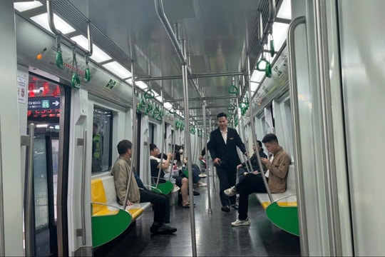 Thảnh thơi trên những chuyến xe buýt, tàu điện đầu năm mới