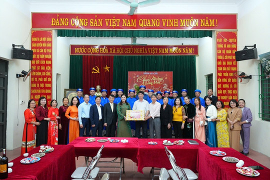 Lãnh đạo xã Phù Đổng thăm, động viên các lực lượng trực Tết và chúc Tết nhân dân trên địa bàn