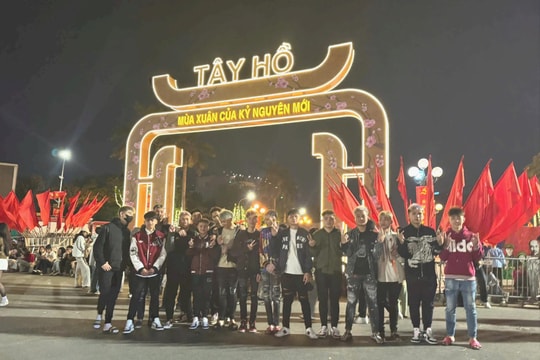 Đêm Hồ Tây rực rỡ ánh pháo hoa: Những nhịp cầu cảm xúc giữa thời khắc giao thừa