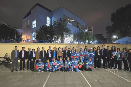 Chủ tịch Liên đoàn Lao động thành phố Hà Nội tặng quà động viên công nhân môi trường làm nhiệm vụ trực giao thừa