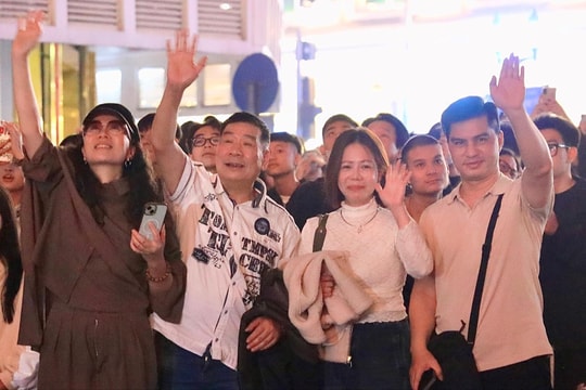 Người Hà Nội rộn ràng đêm Giao thừa Tết Bính Ngọ