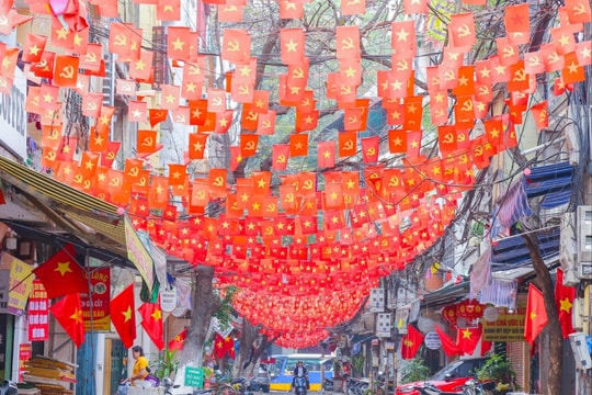 Hà Nội sâu lắng trong buổi sáng đầu năm Bính Ngọ