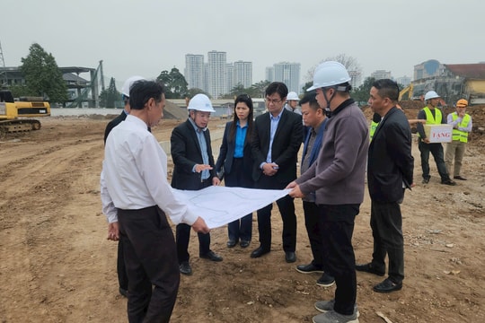 Công đoàn thăm, tặng quà công nhân "bám" công trường hồ Phú Đô xuyên Tết