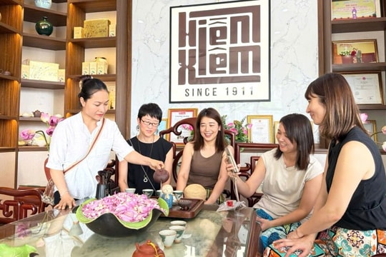 Gọi xuân về trong hương trà sen Tây Hồ