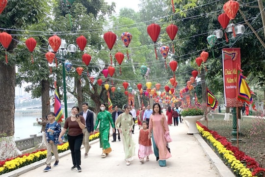 Người Hà Nội nhộn nhịp du Xuân, xin chữ trong ngày đầu năm mới
