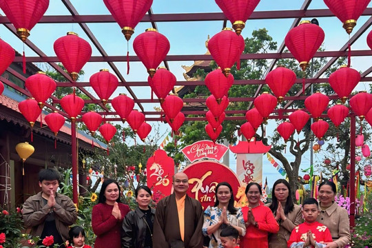 Người dân đi lễ chùa đầu năm, gửi gắm ước nguyện an lành