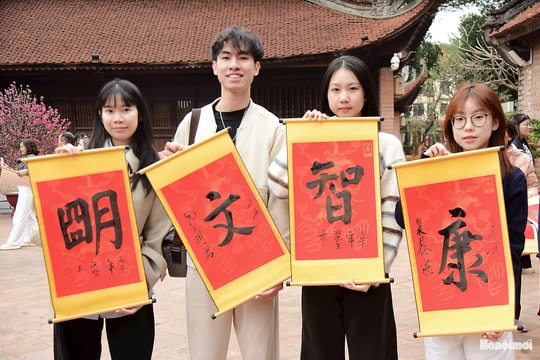 Xin chữ đầu xuân ở Văn Miếu - nét đẹp gìn giữ truyền thống hiếu học