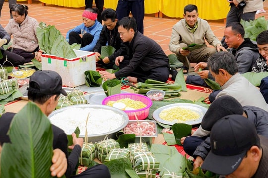 Người Hà Nội lan tỏa nét đẹp hào hoa - thanh lịch trong dịp Tết Nguyên đán
