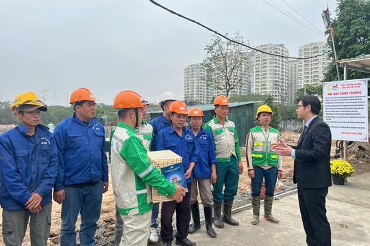 Lãnh đạo LĐLĐ thành phố Hà Nội thăm, động viên công nhân lao động làm việc xuyên Tết