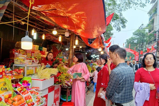 Người dân Thủ đô nô nức đi lễ đầu năm 