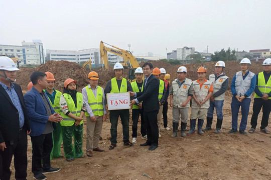 Chủ tịch Liên đoàn Lao động thành phố Hà Nội thăm, động viên công nhân thi công xuyên Tết