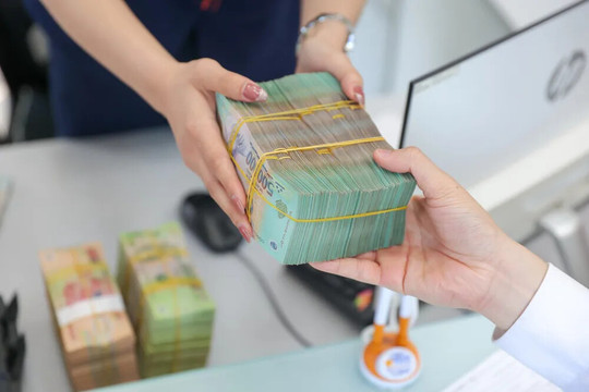 Sau Tết, ngân hàng mạnh tay lì xì hút dòng tiền nhàn rỗi