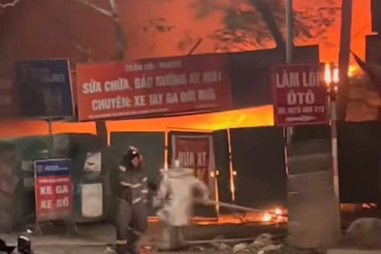 Hà Nội: Cháy quán sửa xe lúc nửa đêm