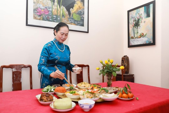 Nhà văn Nguyễn Ngọc Tiến: Mâm cỗ Tết Hà Nội là sự giao thoa của “bán sơn, bán thủy” và triết lý âm dương