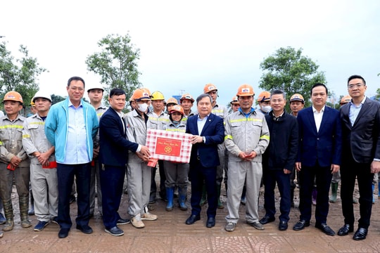 Chủ tịch UBND TP Hà Nội Vũ Đại Thắng kiểm tra, chúc Tết tại một số công trường thi công dự án chống úng ngập
