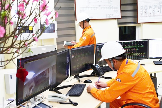 Những người thức để nhân dân đón Tết