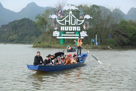 Hà Nội mưa, lạnh ngày làm việc đầu năm Bính Ngọ