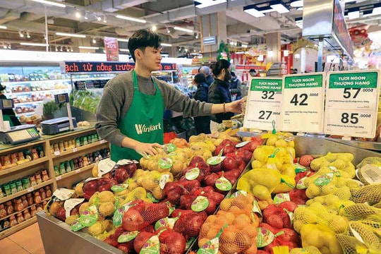 Mùng 4 Tết Bính Ngọ: Thị trường hàng hóa “vào guồng”