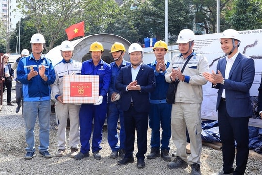 Chủ tịch UBND TP Hà Nội kiểm tra, chúc Tết tại một số công trường thi công dự án chống úng ngập